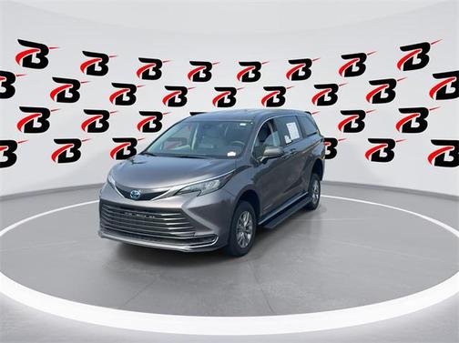 2024 Toyota Sienna LE