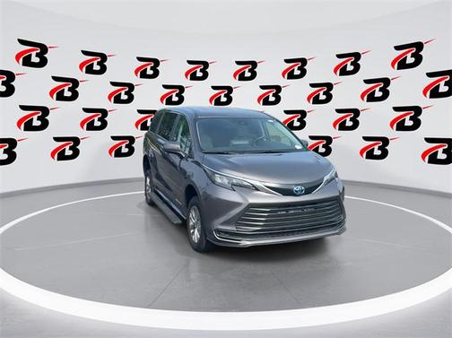 2024 Toyota Sienna LE