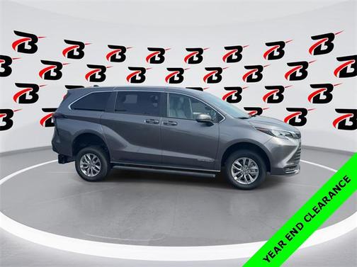 2024 Toyota Sienna LE