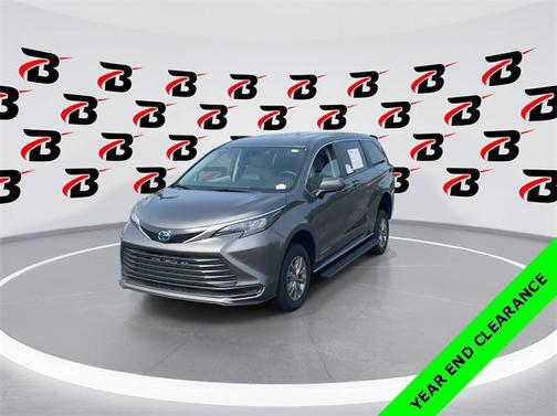 2024 Toyota Sienna LE