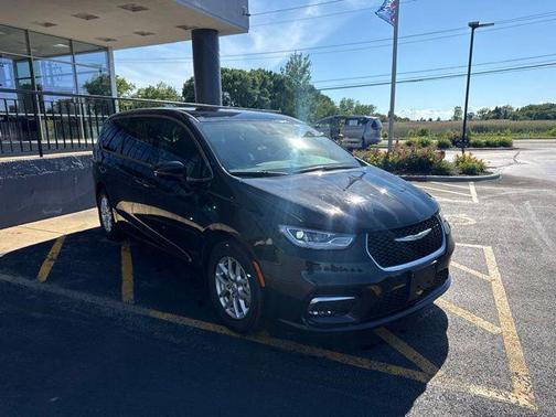 Diamond Black Crystal Pearlcoat 2026 Chrysler Pacifica L