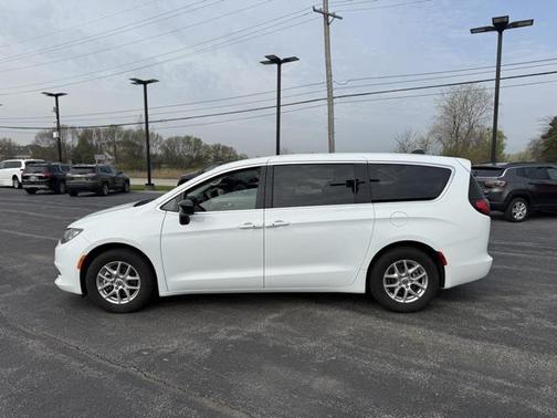 2024 Chrysler Voyager LX