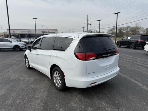 2024 Chrysler Voyager LX