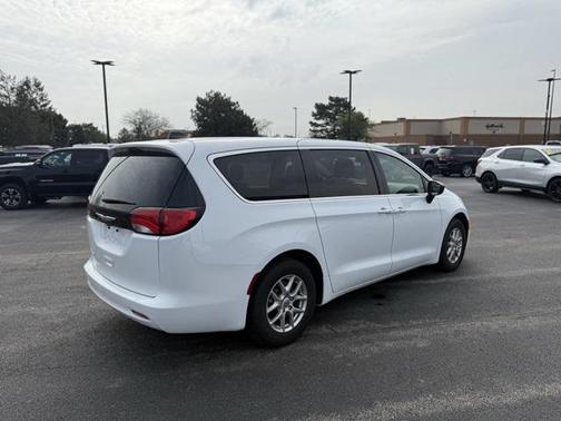 2024 Chrysler Voyager LX