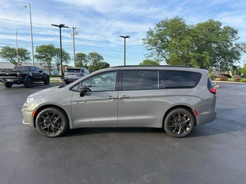 Ceramic Gray Clearcoat 2025 Chrysler Pacifica Limited