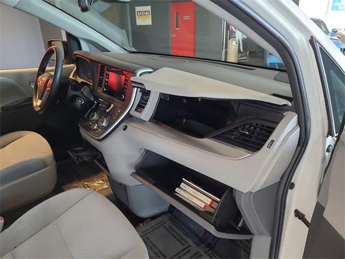 2020 Toyota Sienna LE