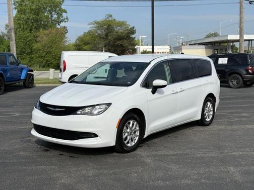 2023 Chrysler Voyager LX