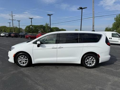 2023 Chrysler Voyager LX