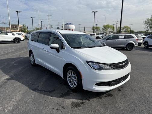 2023 Chrysler Voyager LX