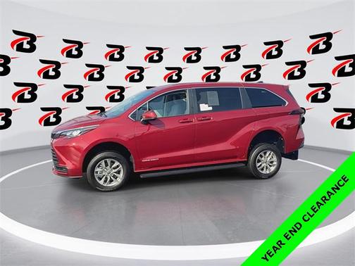 2024 Toyota Sienna LE