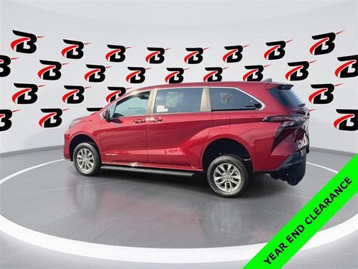 2024 Toyota Sienna LE