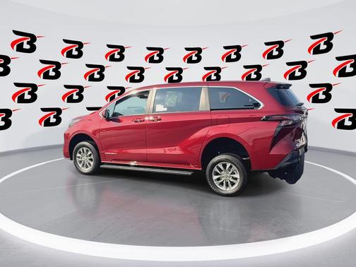 2024 Toyota Sienna LE