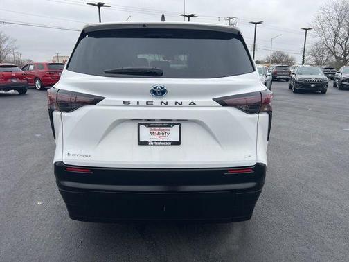 2025 Toyota Sienna LE
