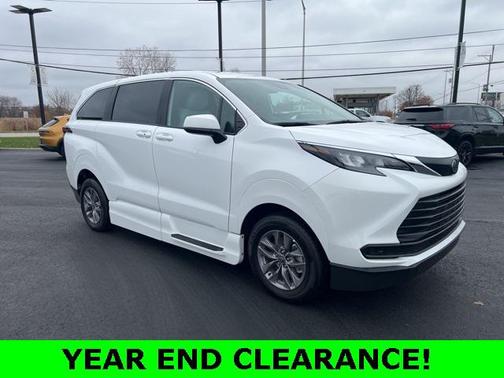 2025 Toyota Sienna LE