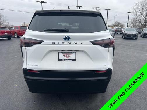 2025 Toyota Sienna LE