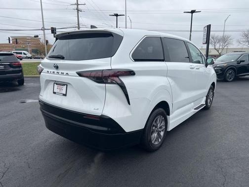 2025 Toyota Sienna LE