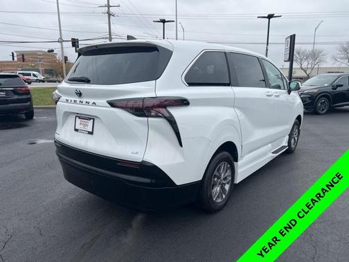 2025 Toyota Sienna LE