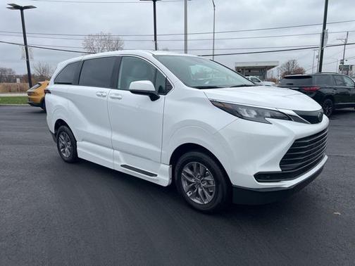 2025 Toyota Sienna LE