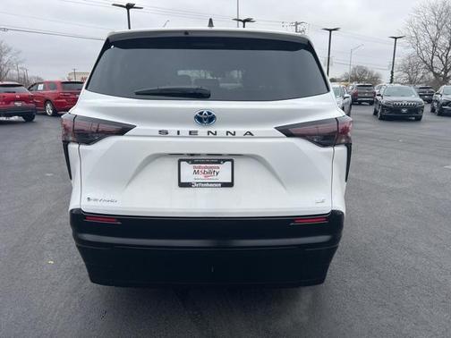 2025 Toyota Sienna LE