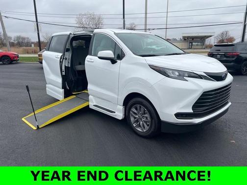 2025 Toyota Sienna LE