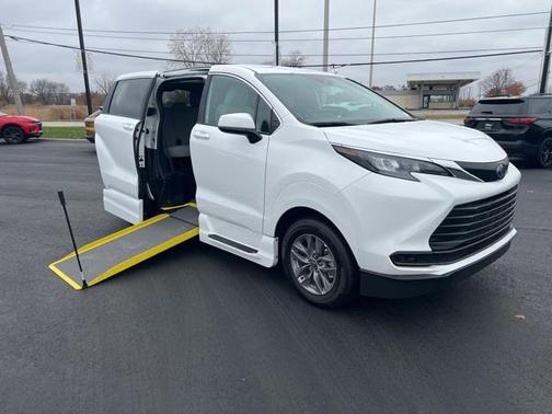 2025 Toyota Sienna LE