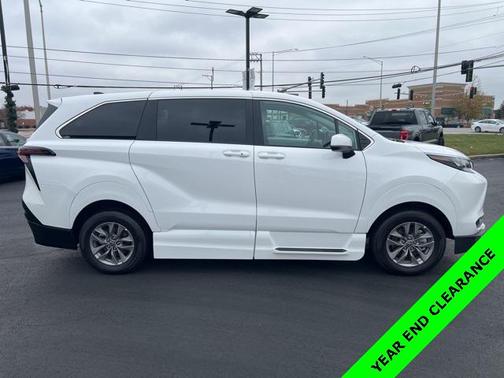 2025 Toyota Sienna LE