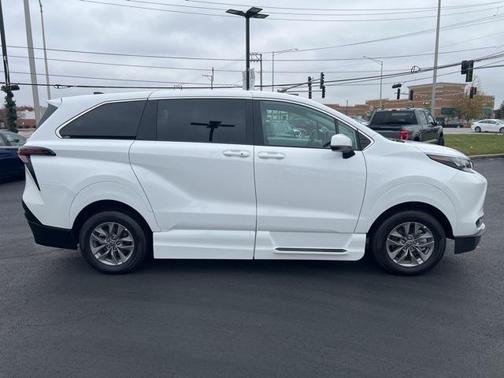 2025 Toyota Sienna LE
