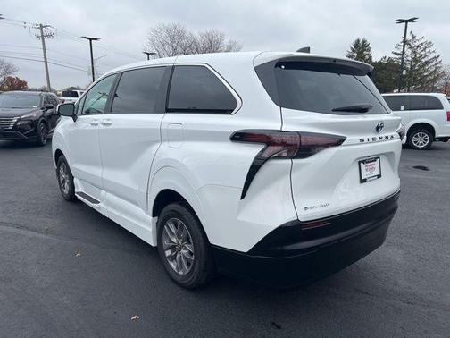 2025 Toyota Sienna LE