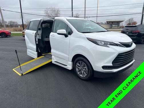 2025 Toyota Sienna LE