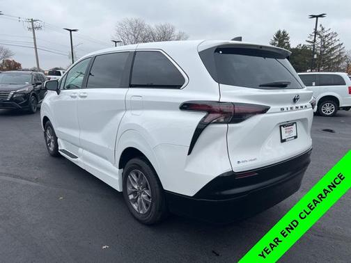 2025 Toyota Sienna LE