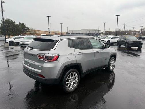 Billet Silver Metallic Clearcoat 2022 Jeep Compass Latitude Lux