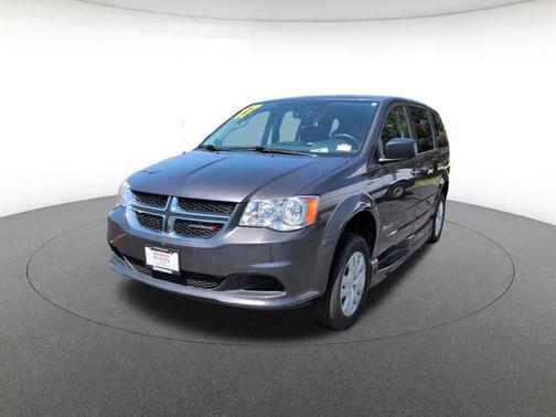 Granite Pearlcoat 2017 Dodge Grand Caravan SE
