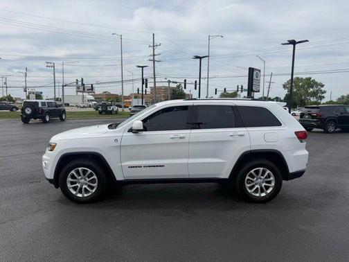 Bright White Clearcoat 2021 Jeep Grand Cherokee Laredo