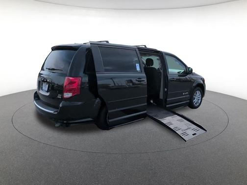 Brilliant Black Crystal Pearlcoat 2016 Dodge Grand Caravan SXT