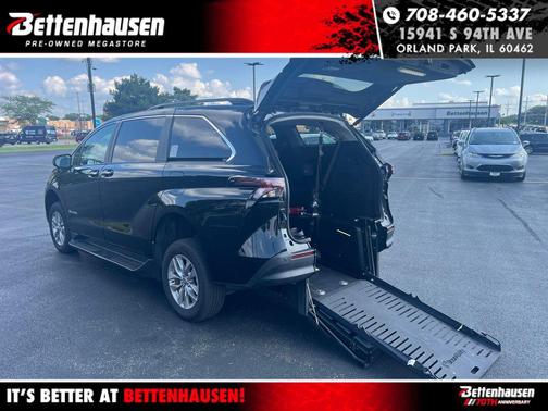 Midnight Black Metallic 2025 Toyota Sienna XLE