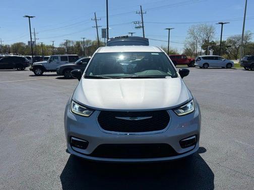 Silver Mist Clearcoat 2024 Chrysler Pacifica Touring L