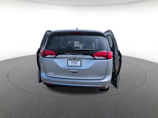 Billet Silver Metallic Clearcoat 2018 Chrysler Pacifica Touring-L Plus