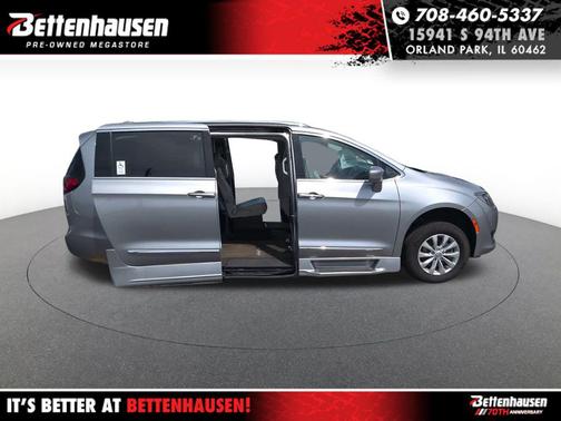 Billet Silver Metallic Clearcoat 2018 Chrysler Pacifica Touring-L Plus