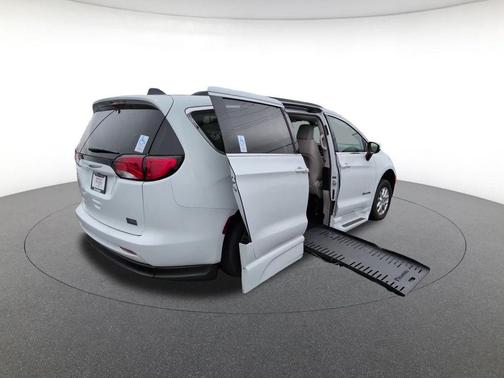 Bright White Clearcoat 2021 Chrysler Voyager LXI