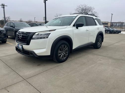 2022 Nissan Pathfinder SV