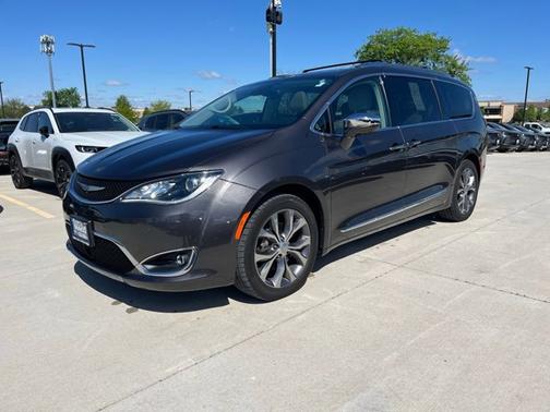 Granite Crystal Metallic Clearcoat 2018 Chrysler Pacifica Limited