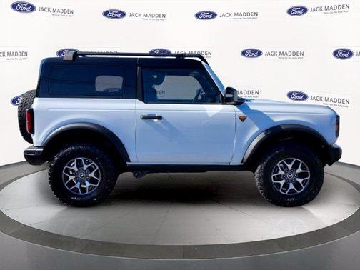 Oxford White 2025 Ford Bronco Badlands