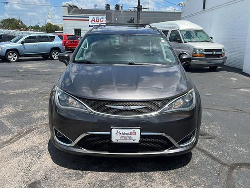 Granite Crystal Metallic Clearcoat 2017 Chrysler Pacifica Touring-L