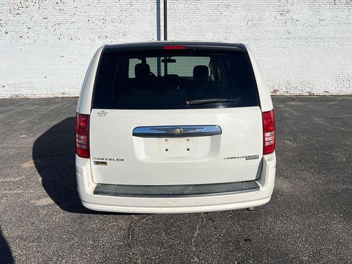 2010 Chrysler Town & Country LX