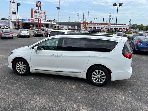 Bright White Clearcoat 2017 Chrysler Pacifica Touring-L