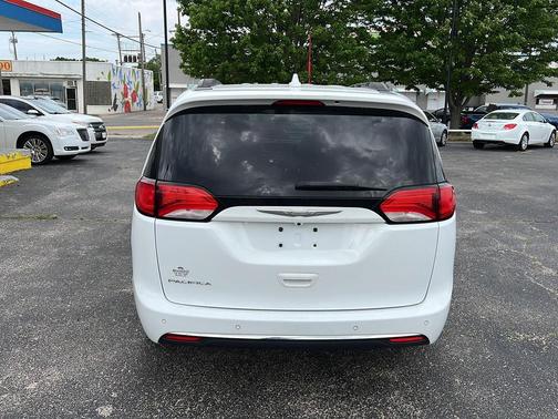 Bright White Clearcoat 2017 Chrysler Pacifica Touring-L