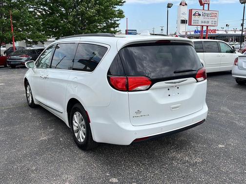 Bright White Clearcoat 2017 Chrysler Pacifica Touring-L
