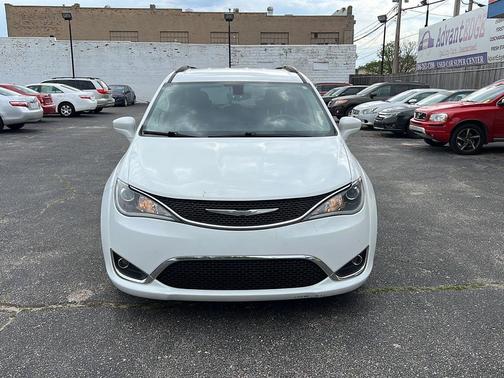 Bright White Clearcoat 2017 Chrysler Pacifica Touring-L