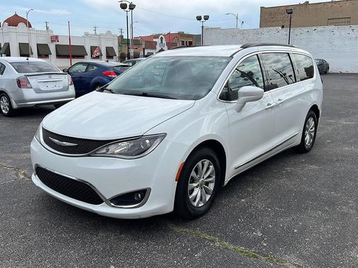 Bright White Clearcoat 2017 Chrysler Pacifica Touring-L