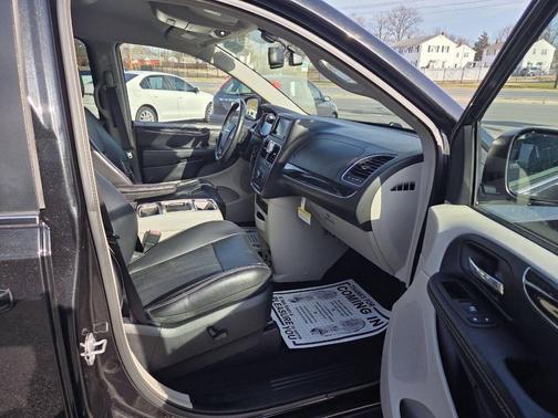 2015 Chrysler Town & Country Touring-L